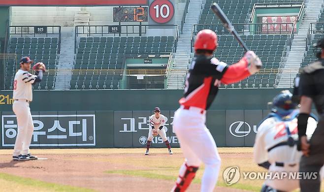 올 시즌 피치클록 적용중 (부산=연합뉴스) 강선배 기자 = 9일 부산 사직야구장에서 열린 2025 신한 SOL 뱅크 KBO리그 KIA 타이거즈-롯데 자이언츠의 시범경기. 올해부터 도입된 피치클록이 적용되고 있다. 2025.3.9 sbkang@yna.co.kr