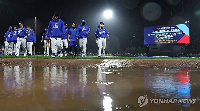 계속된 폭우에 KS 최초 서스펜디드 게임 (광주=연합뉴스) 김도훈 기자 = 21일 광주 기아챔피언스필드에서 열린 2024 신한 SOL뱅크 KBO 포스트시즌 한국시리즈 1차전 삼성 라이온즈와 KIA 타이거즈의 경기가 서스펜디드 선언으로 우천 취소된 뒤 삼성 선수들이 팬들에게 인사하고 있다. 
    남은 경기는 22일 오후 4시 6회초 무사 1, 2루 상황에서 계속된다. 2024.10.21 superdoo82@yna.co.kr
