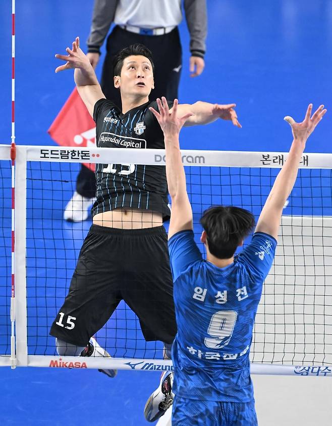 스파이크하는 현대캐피탈의 문성민(왼쪽) [한국배구연맹 제공. 재판매 및 DB 금지]