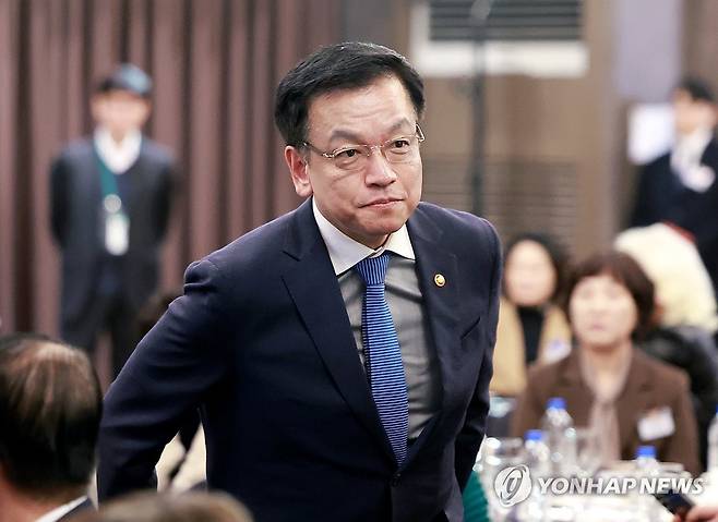 포상 수여 위해 단상 향하는 최상목 권한대행 (서울=연합뉴스) 홍해인 기자 = 최상목 대통령 권한대행 부총리 겸 기획재정부 장관이 14일 서울 용산구 피스앤파크 컨벤션에서 열린 제14기 국민추천포상 수여식에 참석해 정부 포상 수여를 위해 단상으로 향하고 있다. 2025.3.14 hihong@yna.co.kr