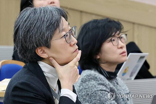 의대생 복귀 비난하는 의대생·전공의 비판한 강희경-하은진 교수 (서울=연합뉴스) 신현우 기자 = 서울대 의대·서울대병원 강희경(왼쪽) 교수와 하은진 교수가 18일 서울 종로구 서울대학교 의과대학 융합관 양윤선홀에서 '더 나은 의료시스템을 함께 만들어가는 의료소비자·공급자 공동행동'이 연 '우리의 현주소: 의료시스템 수행지표의 팩트 검토' 토론회에 참석해 발제를 듣고 있다.
    강 교수와 하 교수를 비롯해 서울대 의대·서울대병원 오주환·한세원 교수는 전날 '복귀하는 동료는 더 이상 동료가 아니라고 주장하는 분들께 이제는 결정할 때입니다'라는 이름의 성명을 내며 의대생 복귀 움직임 비난하는 의대생과 전공의를 비판했다. 2025.3.18 nowwego@yna.co.kr