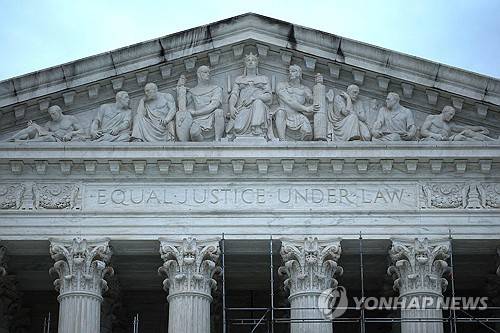 미국 대법원 청사 (워싱턴DC 게티이미지 AFP=연합뉴스) 2025년 3월 17일 촬영된 미국 워싱턴DC 소재 미국 연방대법원 청사의 모습. (Photo by WIN MCNAMEE / GETTY IMAGES NORTH AMERICA / Getty Images via AFP) 2025.3.18.