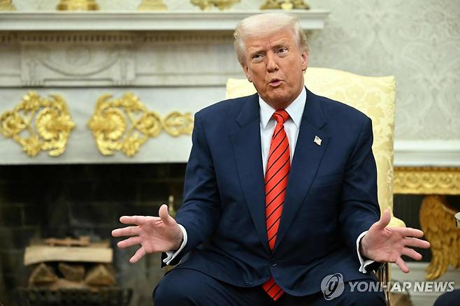 백악관 집무실의 트럼프 대통령 [AFP 연합뉴스 자료사진. 재판매 및 DB 금지]