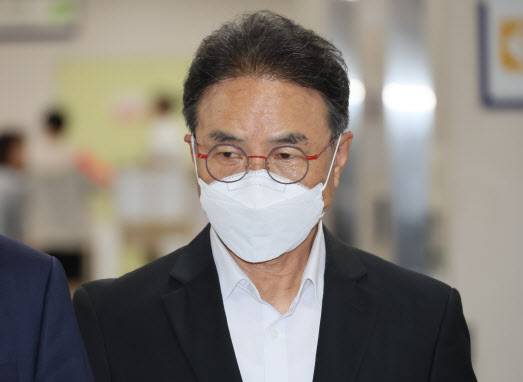 강체추행 혐의로 기소된 김명곤 전 문화관광부 장관이 지난해 6월 13일 서울 서초구 서울중앙지법에서 열린 1심 선고 공판에 출석하고 있다. (사진=연합뉴스)