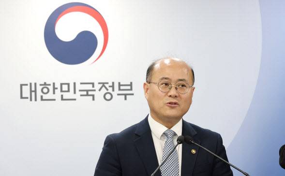 이창윤 과학기술정보통신부 1차관이 12일 서울 종로구 정부서울청사에서 양자과학기술 관련 브리핑을 하고 있다.(사진=뉴스1)