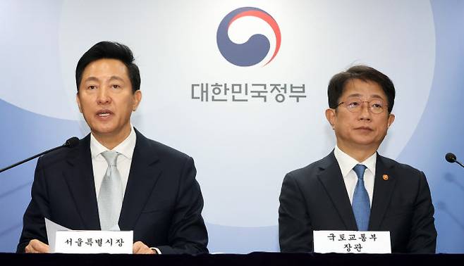 [이데일리 방인권 기자] 오세훈 서울시장(왼쪽)과 박상우 국토교통부 장관이 19일 서울 종로구 정부서울청사에서 주택시장 안정화 방안 브리핑을 하고 있다.
