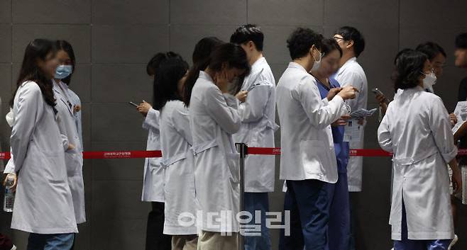 서울 한 대학병원에서 의료진이 이동하고 있다. (사진=이영훈 기자)