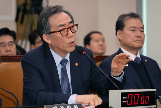 오늘(19일) 서울 여의도 국회에서 열린 법제사법위원회에서 미국 에너지부가 한국을 '민감국가'로 지정한 것과 관련 조태열 외교부 장관이 의원 질의에 발언하고 있다. 〈사진=연합뉴스〉