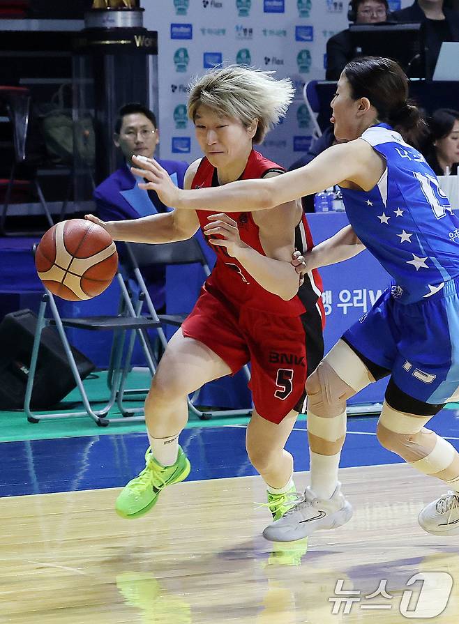 18일 오후 충남 아산 이순신체육관에서 열린 '하나은행 2024-2025 여자프로농구' 플레이오프 챔피언결정전 2차전 아산 우리은행과 부산 BNK의 경기에서 BNK 안혜지가 드리볼 돌파를 하고 있다. 이번 경기에서 BNK가 55대49로 승리했다. 2025.3.18/뉴스1 ⓒ News1 박세연 기자