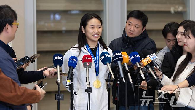 전영 오픈에서 우승을 차지한 배드민턴 안세영이 18일 오후 인천국제공항을 통해 귀국해 취재진과 인터뷰하고 있다. 2025.3.18/뉴스1 ⓒ News1 이승배 기자