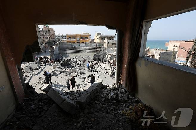 18일(현지시간) 가자지구 중부 데이르 알바라의 한 건물이 이스라엘의 공격으로 무너져 있다. 2025.03.18 ⓒ 로이터=뉴스1 ⓒ News1 정지윤 기자