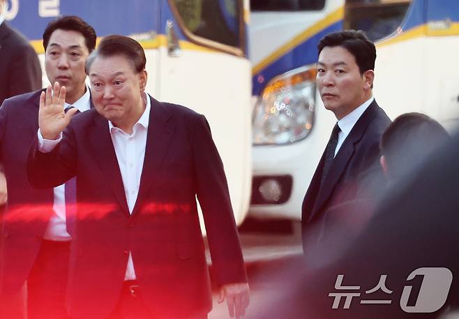 법원의 구속취소 청구 인용으로 석방된 윤석열 대통령이 8일 오후 경기 의왕시 서울구치소에서 풀려난 가운데 지지자들에게 인사하는 윤 대통령의 곁에서 김성훈 경호차장이 밀착 경호를 하고 있다. 2025.3.8/뉴스1 ⓒ News1 오대일 기자