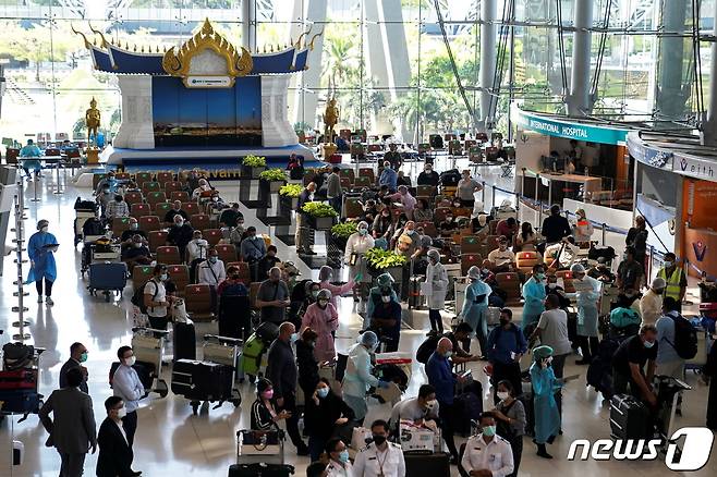 코로나19 방역조치가 완화된 태국 방콕 수완나품국제공항이 외국인 관광객들로 북적이고 있다. 2021.11.01 ⓒ 로이터=뉴스1 ⓒ News1 박재하 기자