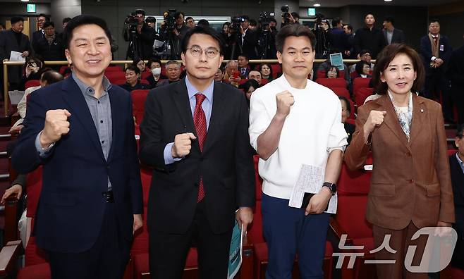 국민의힘 김기현(왼쪽부터), 윤상현 의원, 한국사 강사 전한길 씨, 나경원 의원이 19일 국회 의원회관에서 열린 미래자유연대 국민대토론회에 참석해 기념촬영을 하고 있다. 2025.3.19/뉴스1 ⓒ News1 김민지 기자