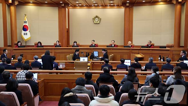 윤석열 대통령 탄핵심판 2차 변론기일이 진행된 16일 오후 서울 종로구 헌법재판소 심판정에서 변론기일이 진행되고 있다. 왼쪽부터 정계선, 김복형, 정정미, 이미선, 문형배, 김형두, 정형식, 조한창 재판관. (공동취재) 2025.1.16/뉴스1 ⓒ News1 황기선 기자