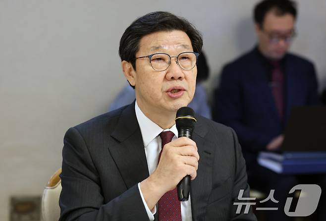 노연홍 의료개혁특별위원회 위원장이 19일 서울 종로구 정부서울청사에서 열린 제8차 의료개혁특별위원회 회의에서 모두발언을 하고 있다. 2025.3.19/뉴스1 ⓒ News1 임세영 기자