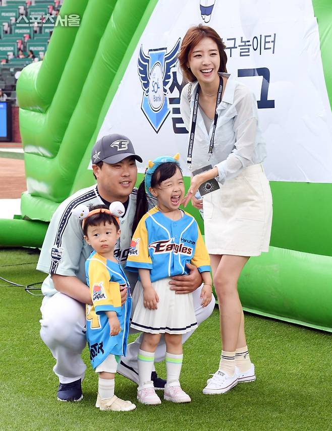 한화 류현진이 2024 KBO리그 올스타전에 앞서 아내 배지현 전 아나운서 및 자녀들과 함께 기념촬영을 하고 있다. 2024. 7. 6.  문학 | 박진업 기자 upandup@sportsseoul.com