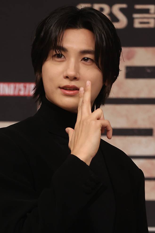 배우 박형식이 21일 서울 양천구 목동 SBS사옥에서 열린 새 금토드라마 ‘보물섬’ 제작발표회에서 포즈를 취하고 있다. 2025.2.21 연합뉴스
