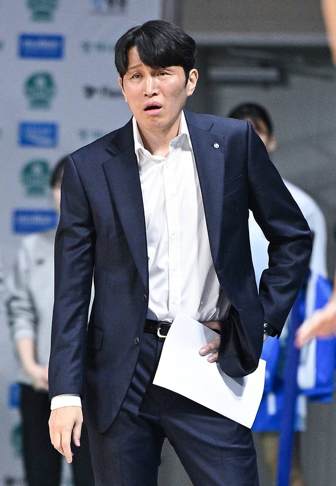 경기 지켜보는 위성우 감독. 연합뉴스