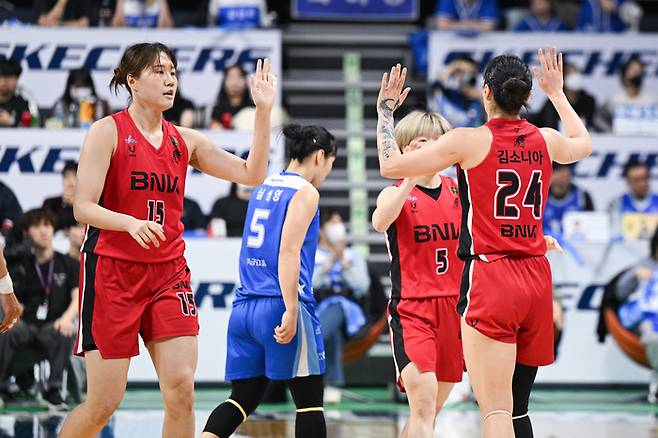 기뻐하는 부산 BNK 선수들. 연합뉴스