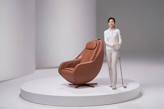 세라젬 엠버서더로 활동 중인 리디아 고가 파우제 M6와 포즈를 취하고 있다. 사진 | 세라젬