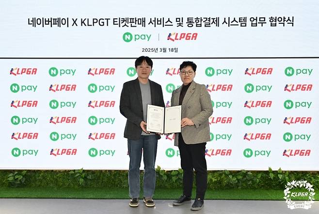 네이버페이 박상진 대표(왼쪽)가 18일 KLPGT 이영미 대표이사와 업무협약을 맺고 포즈를 취하고 있다. 사진 | KLPGA