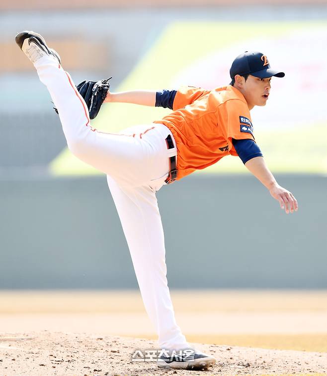 한화 문동주가 11일 인천SSG랜더스필드에서 열린 2025 KBO리그 SSG와 시범경기 6회말 등판해 힘차게 공을 던지고 있다. 문학 | 박진업 기자 upandup@sportsseou.lcom
