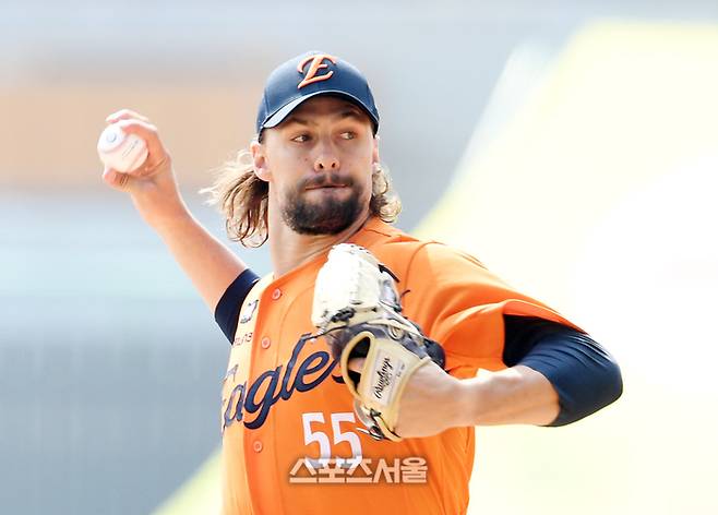 한화 와이스가 11일 인천SSG랜더스필드에서 열린 2025 KBO리그 SSG와 시범경기에 선발 등판해 힘차게 공을 던지고 있다. 문학 | 박진업 기자 upandup@sportsseou.lcom
