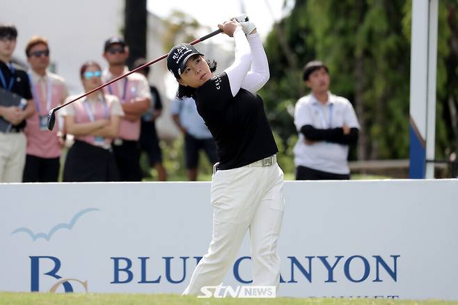 안선주가 KLPGA 개막전인 태국 블루캐니언 레이디스 챔피언십 대회에서 힘차게 티샷을 날리고 있다. 사진┃윤현준 골프전문기자 제공