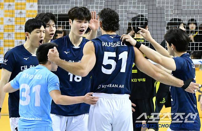 대한항공 선수들이 18일 KB손해보험전서 득점한 뒤 기뻐하고 있다. 사진제공=KOVO