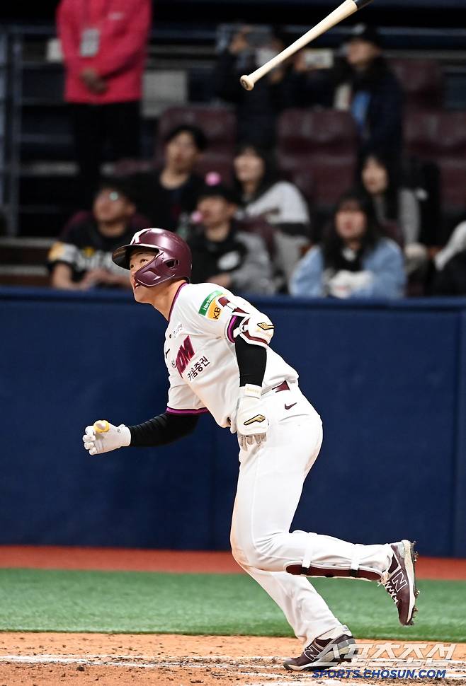 8회말 솔로포를 치는 순간에도 어김없이 '빠던'이 나왔다.