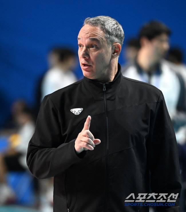 7일 장충체육관에서 열린 V리그 남자부 우리카드와 대한항공의 경기, 우리카드 마우리시오 파에스 감독이 작전지시를 하고 있다. 장충체=허상욱 기자 wook@sportschosun.com/2025.02.07/