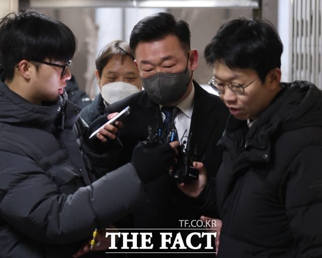 윤석열 대통령 체포영장 집행을 방해한 혐의로 구속영장이 청구된 이광우 대통령경호처 경호본부장이 지난해 12월3일 비상계엄 선포 2시간 전 '계엄'과 '국회 해산' 등의 단어를 인공지능(AI) 서비스 챗GPT에 검색한 것으로 드러났다. 이 본부장 측은 검색한 시간은 계엄선포 이후라고 반박했다. 사진은 이 경호본부장이 지난 1월18일 오전 서울 서대문구 경찰청 국가수사본부 비상계엄 특별수사단 조사에 출석하고 있는 모습. /뉴시스