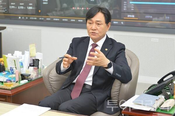 사업을 설명하는 박용철 군수