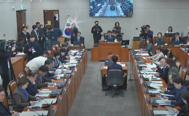 지난 18일 의료인력 수급추계기구를 신설하는 법안이 국회 보건복지위원회를 통과했다(출처=국회 인터넷의사중계시스템 캡처)