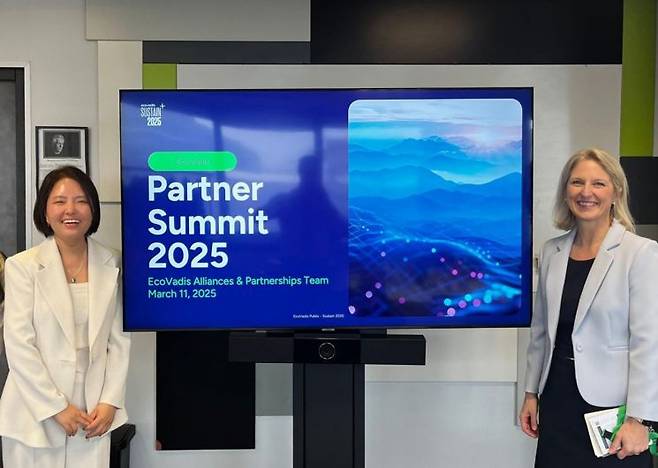 서욱 에코나인 대표(왼쪽)와 에코바디스 소속 파트너십 담당 수석 부사장 아네테 게파르트(Annette Gevaert). 에코나인 제공