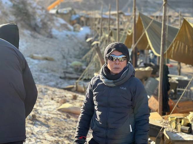 영화 ‘태극기 휘날리며’(2004) 촬영장에 선 정도안 대표. 야외 촬영장이라 변색 안경을 썼다./정도안 대표 제공