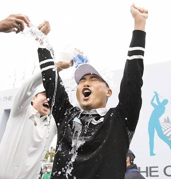 2024년 더 채리티 클래식에서 우승하고 기뻐하는 조우영. /KPGA