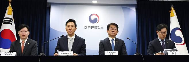 오세훈 서울시장이 19일 서울 종로구 정부서울청사에서 주택시장 안정화 방안 브리핑을 하고 있다. 김소영 금융위원회 부위원장(왼쪽부터), 오 시장, 박상우 국토교통부 장관, 김범석 기획재정부 1차관./뉴스1