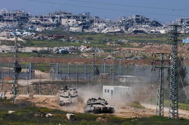 이스라엘군 메르카바 주전차가 18일(현지 시각) 가자지구 북쪽 국경 울타리를 따라 이스라엘 남부 위치로 이동하고 있다. / AFP 연합뉴스