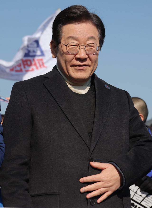 경찰의 신변보호를 받게 되면서 장외 활동을 재개한 더불어민주당 이재명 대표가 19일 방탄복을 착용한 채 윤석열 대통령 파면 촉구 국회의원 도보행진에 참석해 있다. 연합뉴스