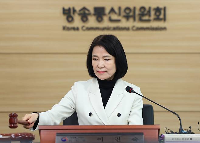 이진숙 방송통신위원회 위원장이 19일 정부과천청사 방통위에서 열린 6차 위원회 회의에서 개회 선언을 하고 있다.(연합뉴스)