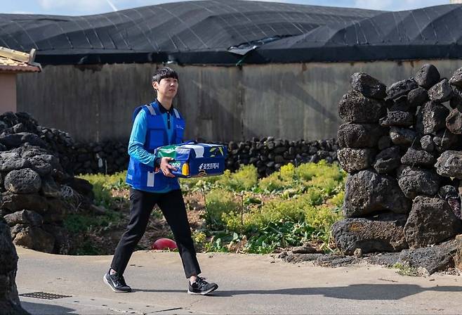 쿠팡 배송기사가 제주도 지역에서 로켓프레시 제품을 배송하고 있다. 쿠팡 제공