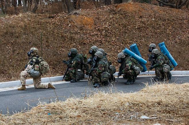 제17보병사단은 2025년 FS/TIGER의 일환으로 지난 16일부터 인천 일대 및 경기도 파주 무건리훈련장에서 '한미연합 전투지휘훈련'을 실시하고 있다고 19일 밝혔다. 17사단은 전군 유일 사단급 한미연합 전투지휘훈련을 실시하는 부대이다. 이번 훈련에는 한미 양국군 장병 1200여 명이 참가하였으며, 전투지휘훈련과 야외기동훈련(CWMD 및 공중기동)을 연계하여 실시해 훈련의 실전성을 높였다. 사진은 CWMD-TF 장병들이 의심시설 주변에 남아 있는 장애물과 지뢰지대를 개척하기 위해 준비하고 있는 모습. 사진=육군 제공