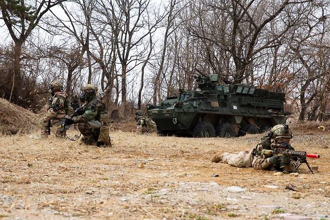 제17보병사단은 2025년 FS/TIGER의 일환으로 지난 16일부터 인천 일대 및 경기도 파주 무건리훈련장에서 '한미연합 전투지휘훈련'을 실시하고 있다고 19일 밝혔다. 17사단은 전군 유일 사단급 한미연합 전투지휘훈련을 실시하는 부대이다. 이번 훈련에는 한미 양국군 장병 1200여 명이 참가하였으며, 전투지휘훈련과 야외기동훈련(CWMD 및 공중기동)을 연계하여 실시해 훈련의 실전성을 높였다. 사진은 CWMD-TF 장병들이 의심시설 주변을 정찰하고 잔적들을 소탕하고 있는 모습. 사진=육군 제공