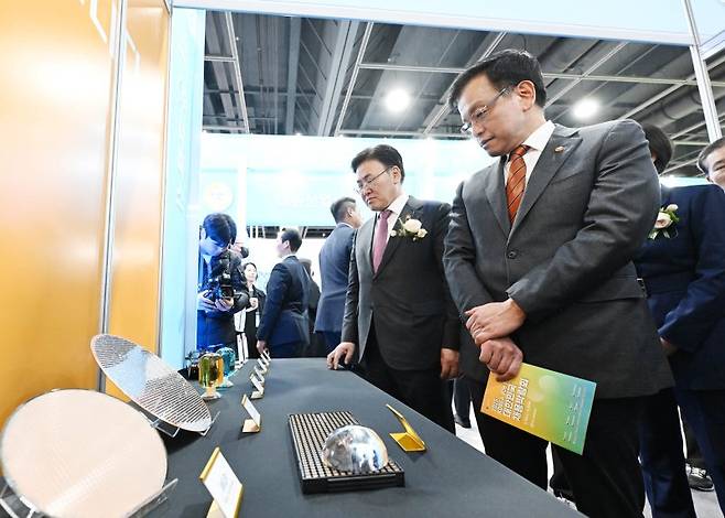 최상목 대통령 권한대행 부총리 겸 기획재정부 장관(오른쪽)이 네페스 채용홍보관에서 관계자와 대화를 나누고 있다. 기획재정부 제공