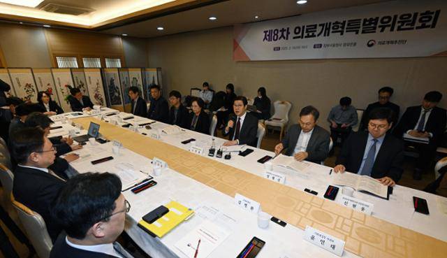 노연홍(오른쪽 세 번째) 대통령 직속 의료개혁특별위원회 위원장이 19일 정부서울청사에서 열린 제8차 의료개혁특위 회의에서 모두발언을 하고 있다. 홍인기 기자