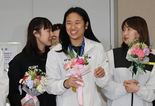 <yonhap photo-3563=""> 전영오픈 제패하고 돌아온 안세영 (영종도=연합뉴스) 이정훈 기자 = 세계배드민턴연맹(BWF) 월드투어 슈퍼1000 전영오픈에서 우승한 안세영이 18일 인천국제공항 2터미널을 통해 귀국한 뒤 국가대표 동료들과 기념촬영을 준비하고 있다. 2025.3.18 uwg806@yna.co.kr/2025-03-18 18:15:02/ <저작권자 ⓒ 1980-2025 ㈜연합뉴스. 무단 전재 재배포 금지, AI 학습 및 활용 금지></yonhap>