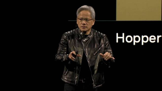 GTC 2025 기조연설 중인 젠슨 황 엔비디아 CEO / 출처=엔비디아