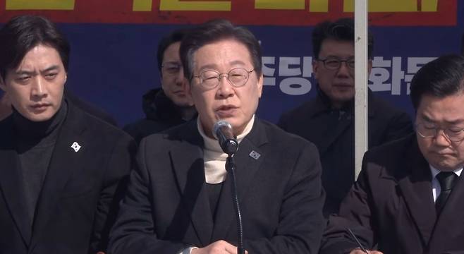 이재명 더불어민주당 대표가 19일 서울 종로구 경복궁역 부근 광화문 민주당 천막농성장에서 열린 현장 최고위원회의에서 발언하고 있다. (더불어민주당) 피케팅을 하고 있